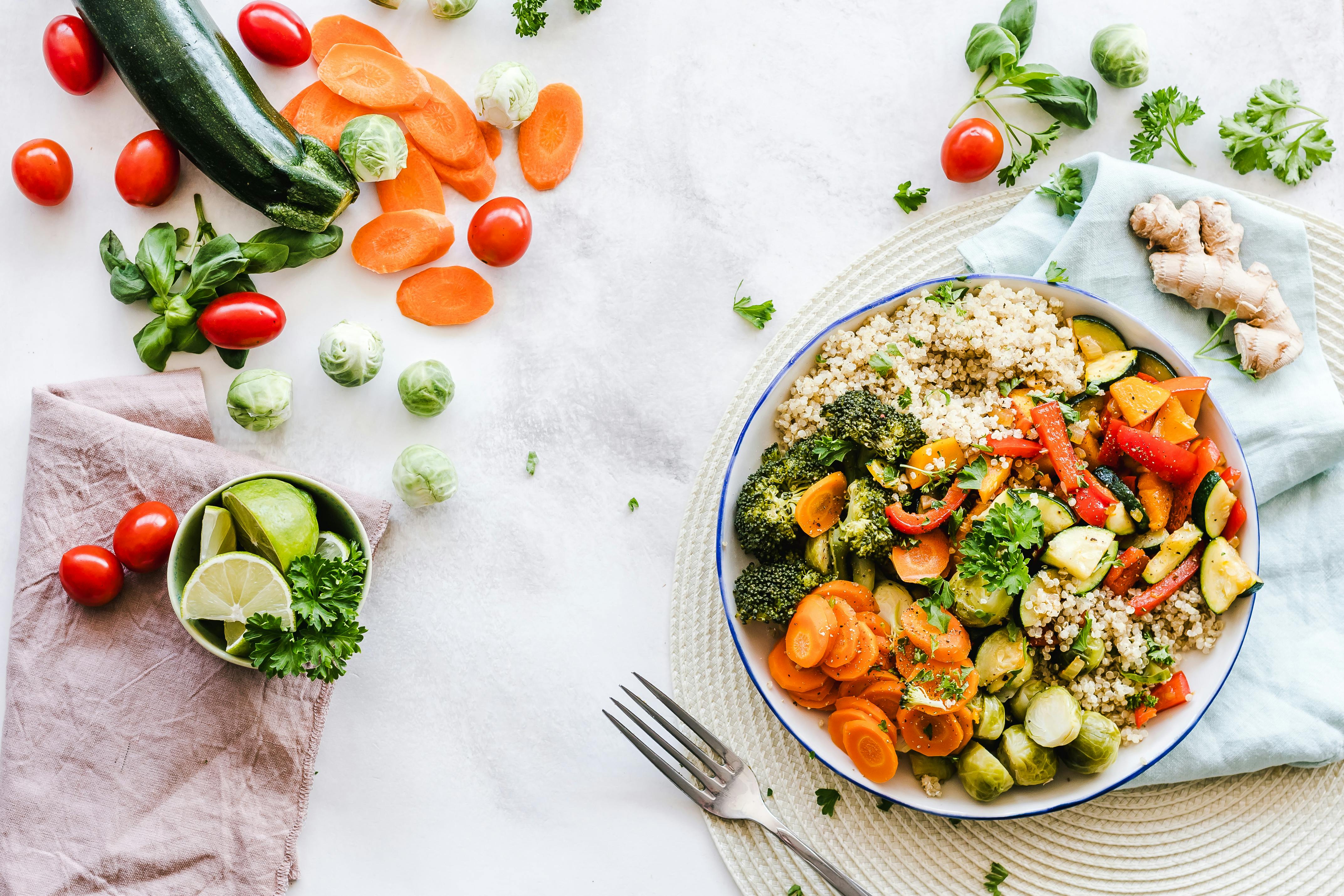 Salade anti-inflammatoire avec pois chiches, courge rôtie, graines et légumes verts, représentant l'alimentation saine - par Emmanuelle Lecuyer Diététicienne